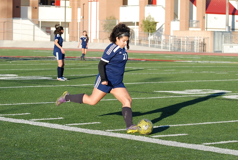 Senior midfielder Larissa Hernandez (21) kicks a free kick